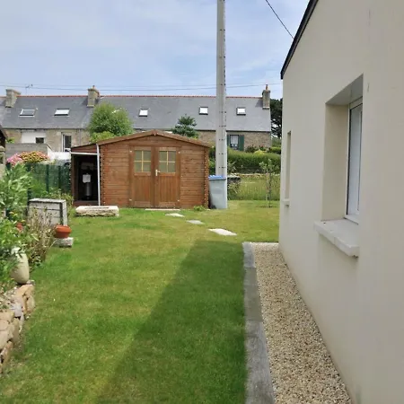 Holiday home Maison Avec Wifi, Jardin Clos Et Terrasse, A 500m De La Et Du Gr34, Ile Grande - Fr-1-368-13