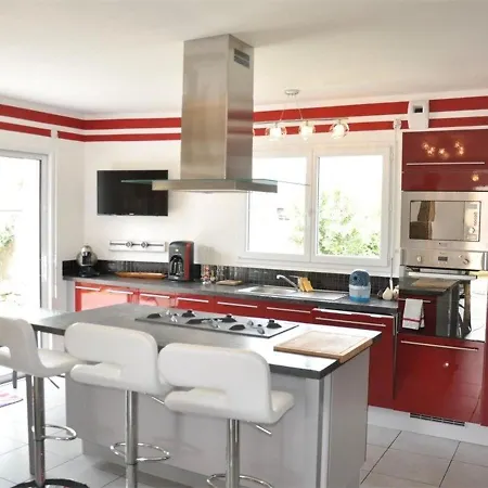 Holiday home Maison Avec Wifi, Jardin Clos Et Terrasse, A 500m De La Et Du Gr34, Ile Grande - Fr-1-368-13 *