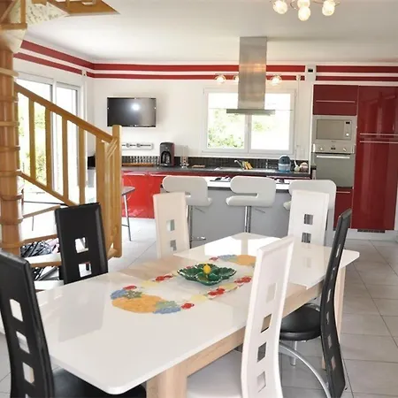 Holiday home Maison Avec Wifi, Jardin Clos Et Terrasse, A 500m De La Et Du Gr34, Ile Grande - Fr-1-368-13 Pleumeur-Bodou