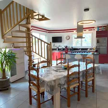 Holiday home Maison Avec Wifi, Jardin Clos Et Terrasse, A 500m De La Et Du Gr34, Ile Grande - Fr-1-368-13 Pleumeur-Bodou